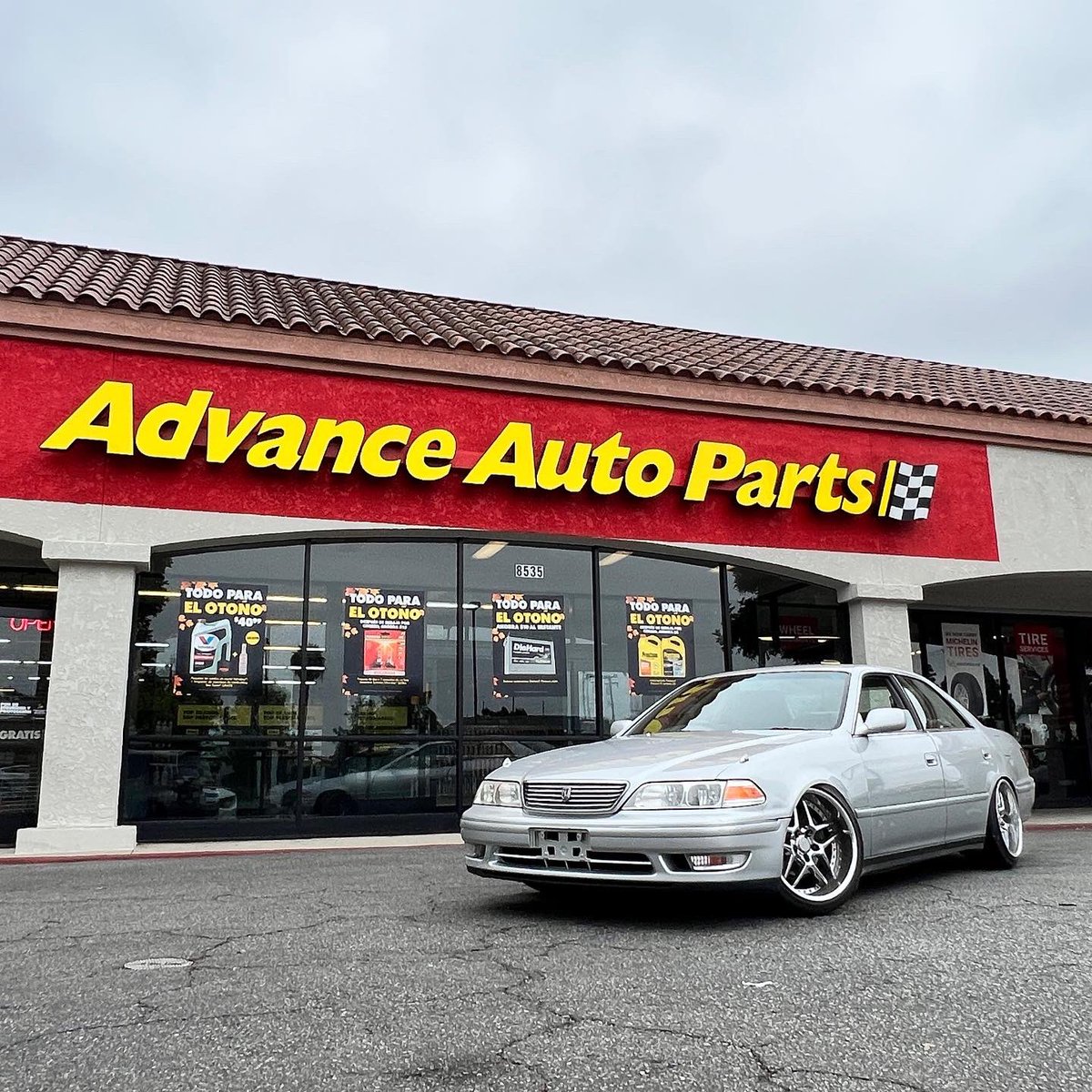 hertlife's tweet photo. My favorite daily drivers of 2022! Posted up at @AdvanceAuto, the place I’ve used to maintain my cars since I was 16 with my first car 🔥. I’ll tell you what though… Never did I EVER think I’d become a RHD fan boy like this 😂. #JZX100 #R32 #GTR #Nissan #Toyota #AdvanceFleet #Ad https://t.co/y2NPYWMeAX