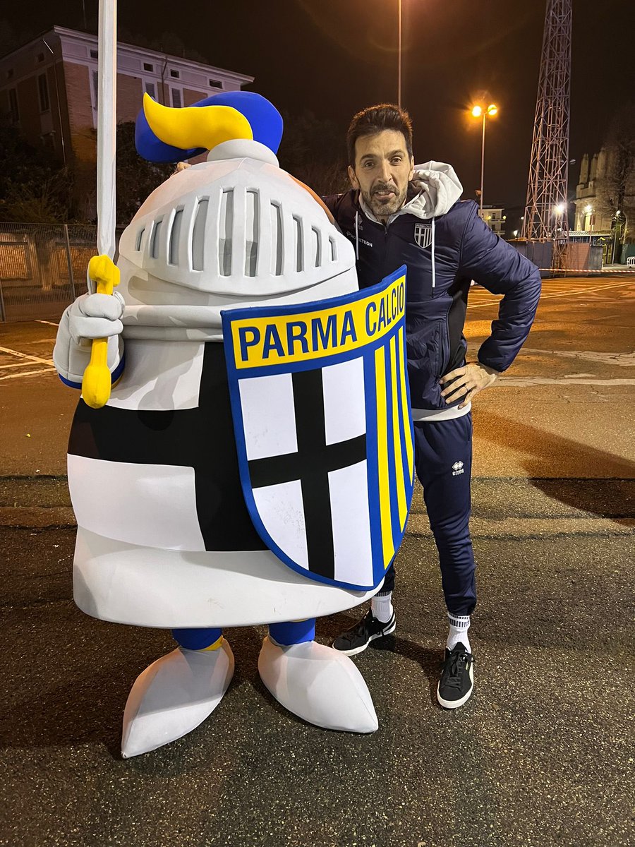 gianluigibuffon's tweet photo. Il 2023 lo iniziamo così.
Senza prendersi mai troppo sul serio…e con il gialloblù sempre in bella vista 🟡🔵
Auguri a tutti!! https://t.co/d19p9EfWSz