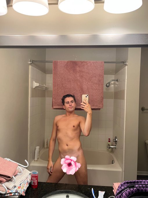 new mirror, same slut 🌸 https://t.co/SWwq73eqZO