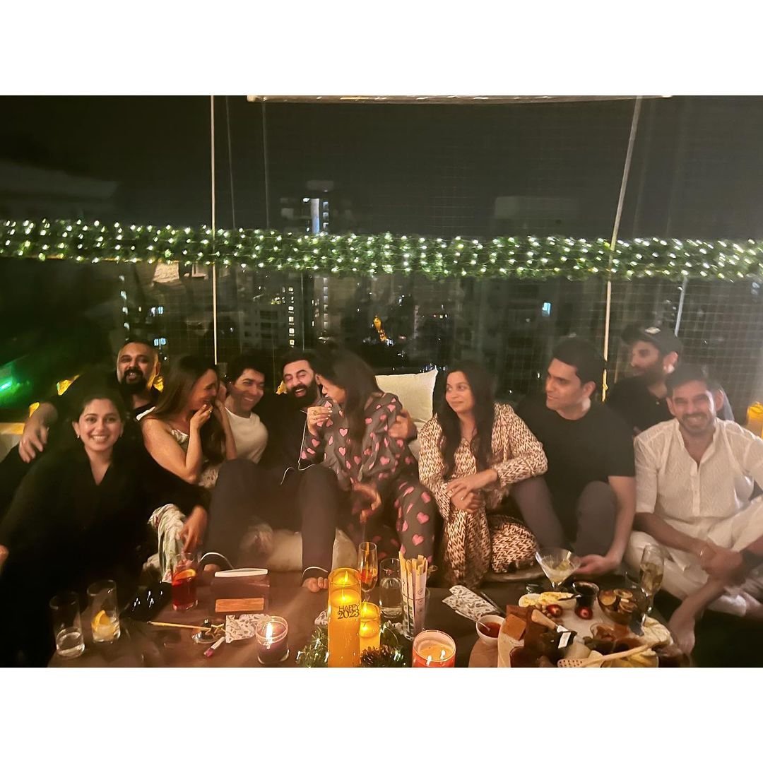 AWWW RANLIA literally in their pajamas !  HAPPY 2023 !!! WITH NEAREST AND DEAREST FOLKS ! <3