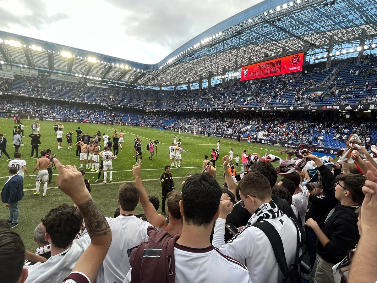 Manepa1771965's tweet photo. Feliz ano deportivistas. Que o 2022 sexa pra esquecer. Que non volva outra traxedia, como o Riazorazo. Unha emotiva homenaxe, as víctimas de este suceso, que marcou un antes e dempois na historia do fútbol. Que as penas lles sean leves. D.E.P https://t.co/pPHtHMjh7W