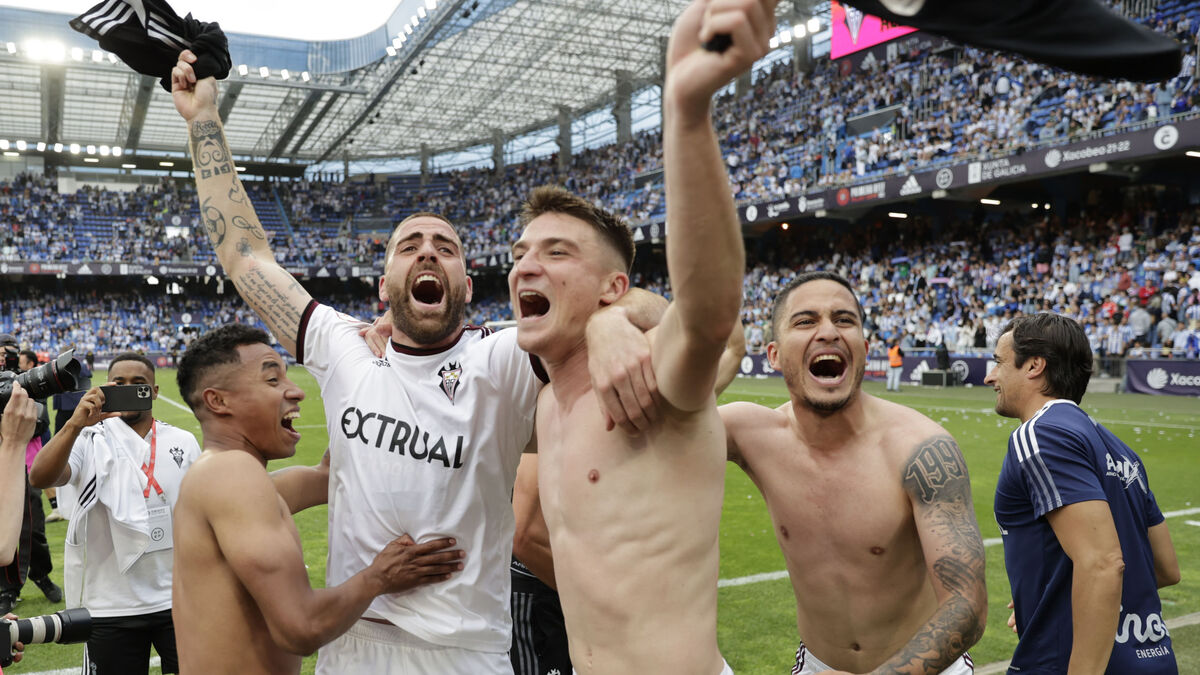 Manepa1771965's tweet photo. Feliz ano deportivistas. Que o 2022 sexa pra esquecer. Que non volva outra traxedia, como o Riazorazo. Unha emotiva homenaxe, as víctimas de este suceso, que marcou un antes e dempois na historia do fútbol. Que as penas lles sean leves. D.E.P https://t.co/pPHtHMjh7W