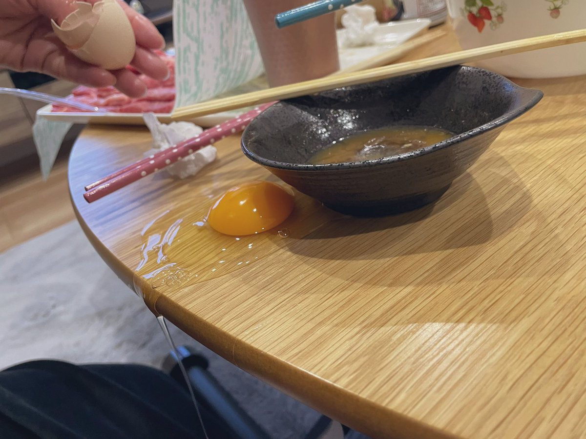 うちの母が
机の上に卵を割っていると思ったら
年が明けていました😆🙏

皆さま！！
今年も宜しくお願い致します☀️

勝負の年。
やりきるぞぉーーー🔥

#かわいいおかん
#机の上に卵