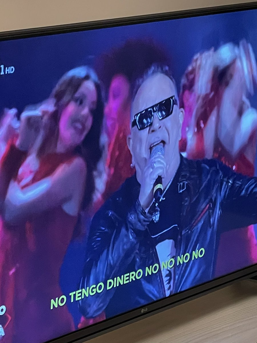 FedericoCerra's tweet photo. @RaiUno cantanti con magliette di dittatori? #Capodanno https://t.co/tXUJqXuSdI