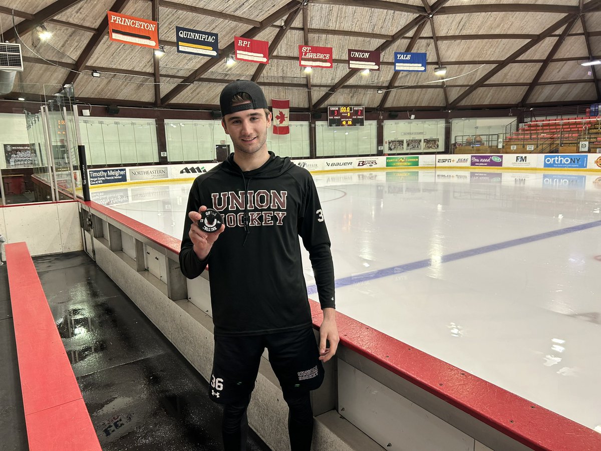 Unionmhockey's tweet photo. Congratulations to first-year goaltender Kyle Chauvette on his first collegiate win over UNH this evening!!! #GoU #retUrn https://t.co/KZhg9Qde6p