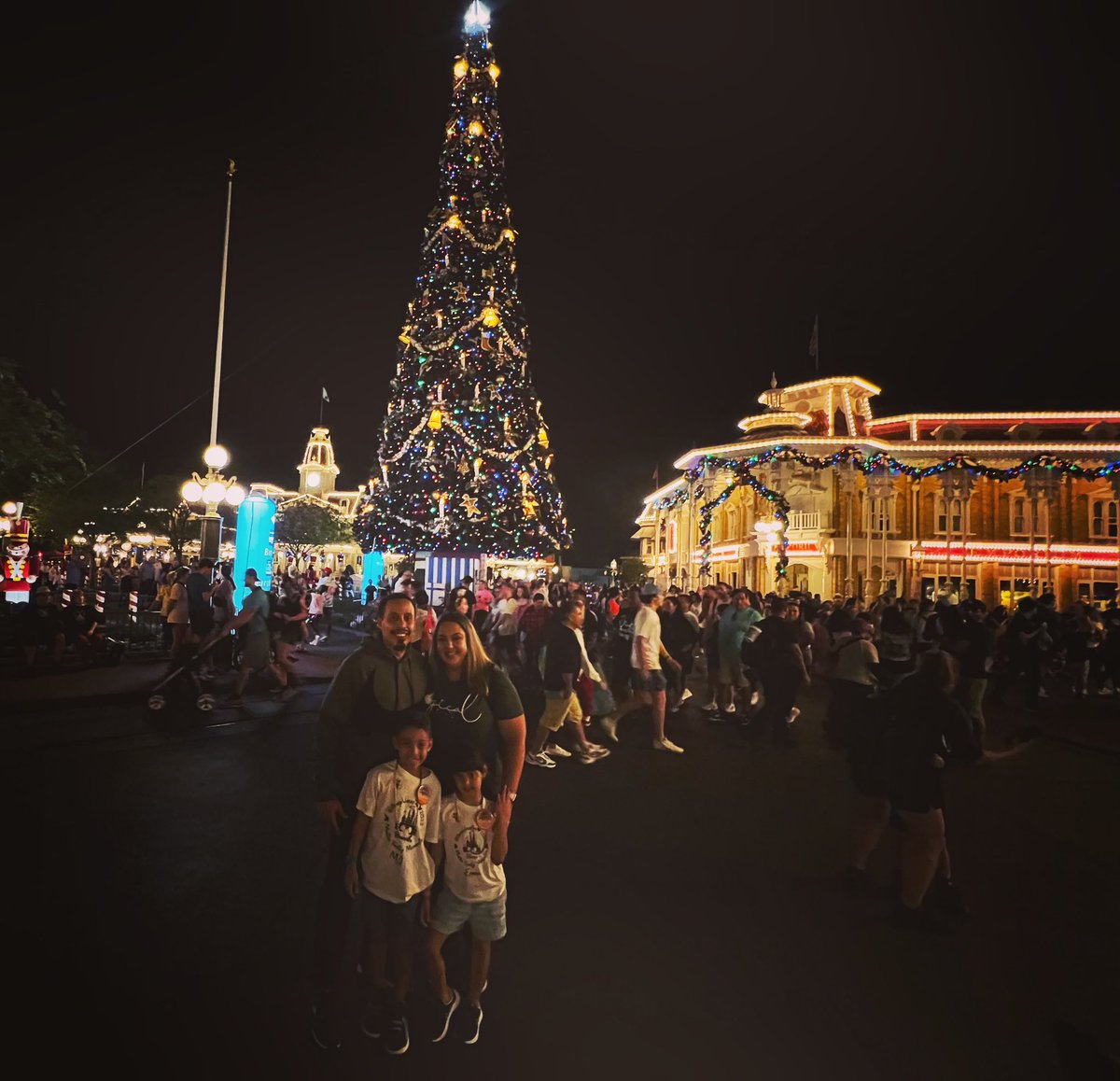 CoachMikeyG's tweet photo. Where dreams come true✨ 
#DisneyWorld #Magical #LaFamilia #TheGs #GottaLOVEit https://t.co/mSICralCL7