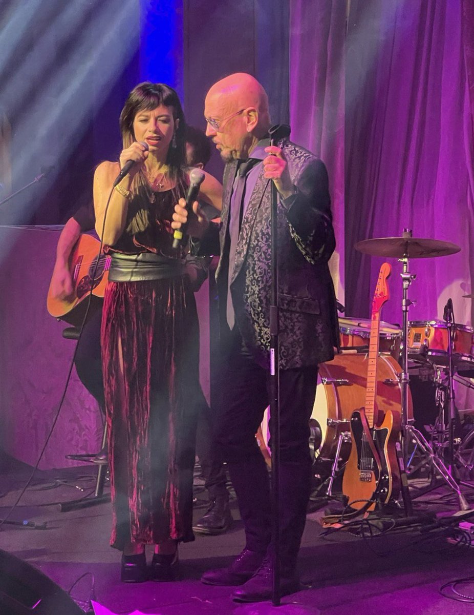 enricoruggeri's tweet photo. Visita a sorpresa durante il concerto di Capodanno.
È subito magia.
@ManuDolcenera https://t.co/61Tv27kq7n