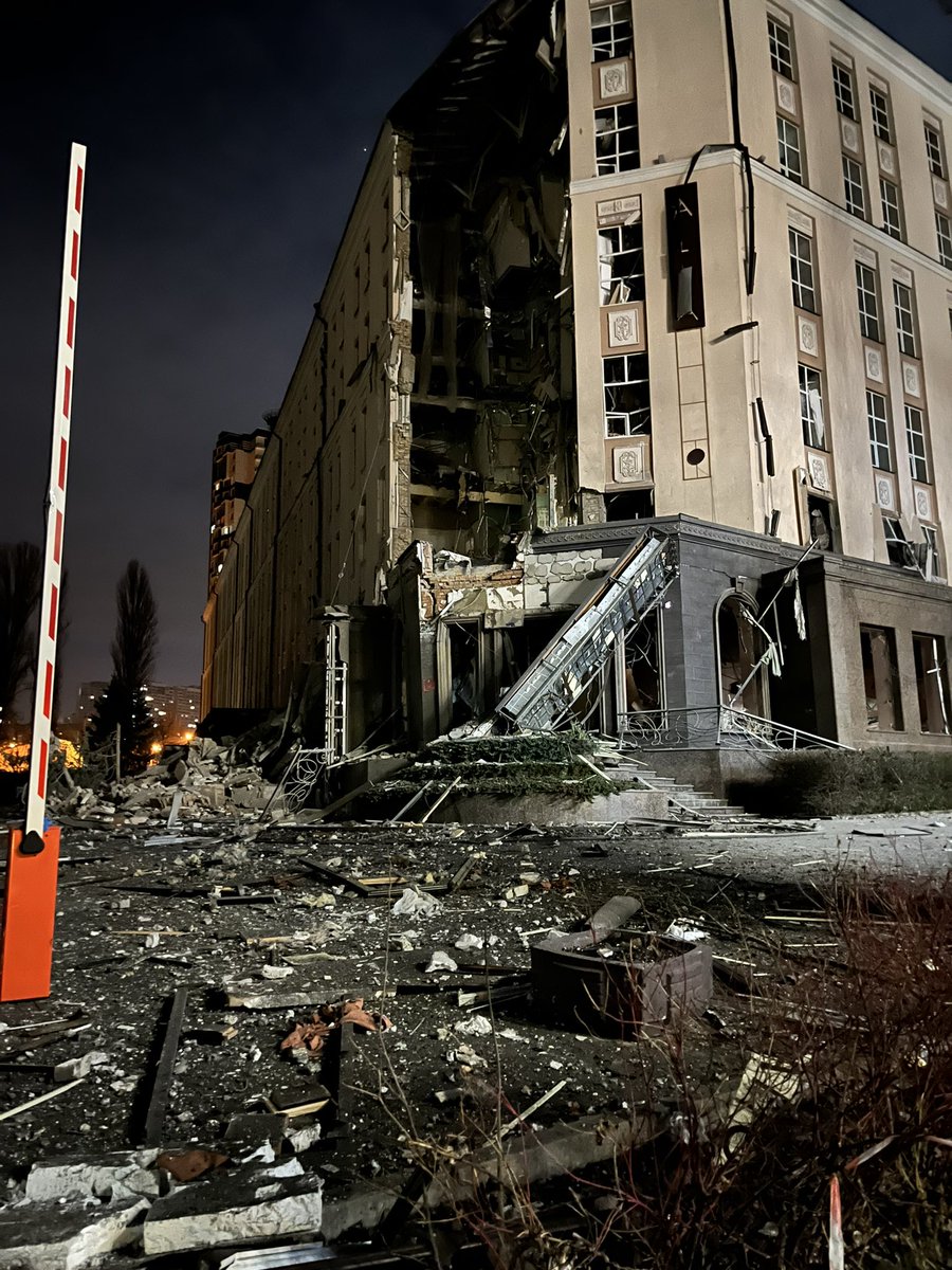 lechner_jim's tweet photo. Three air raid alerts and two barrages of missiles on the city center in Kyiv over past 72 hours.  Residents of Kyiv still came out on New Years to show their spirit and resolve. https://t.co/i13BUZQHQr