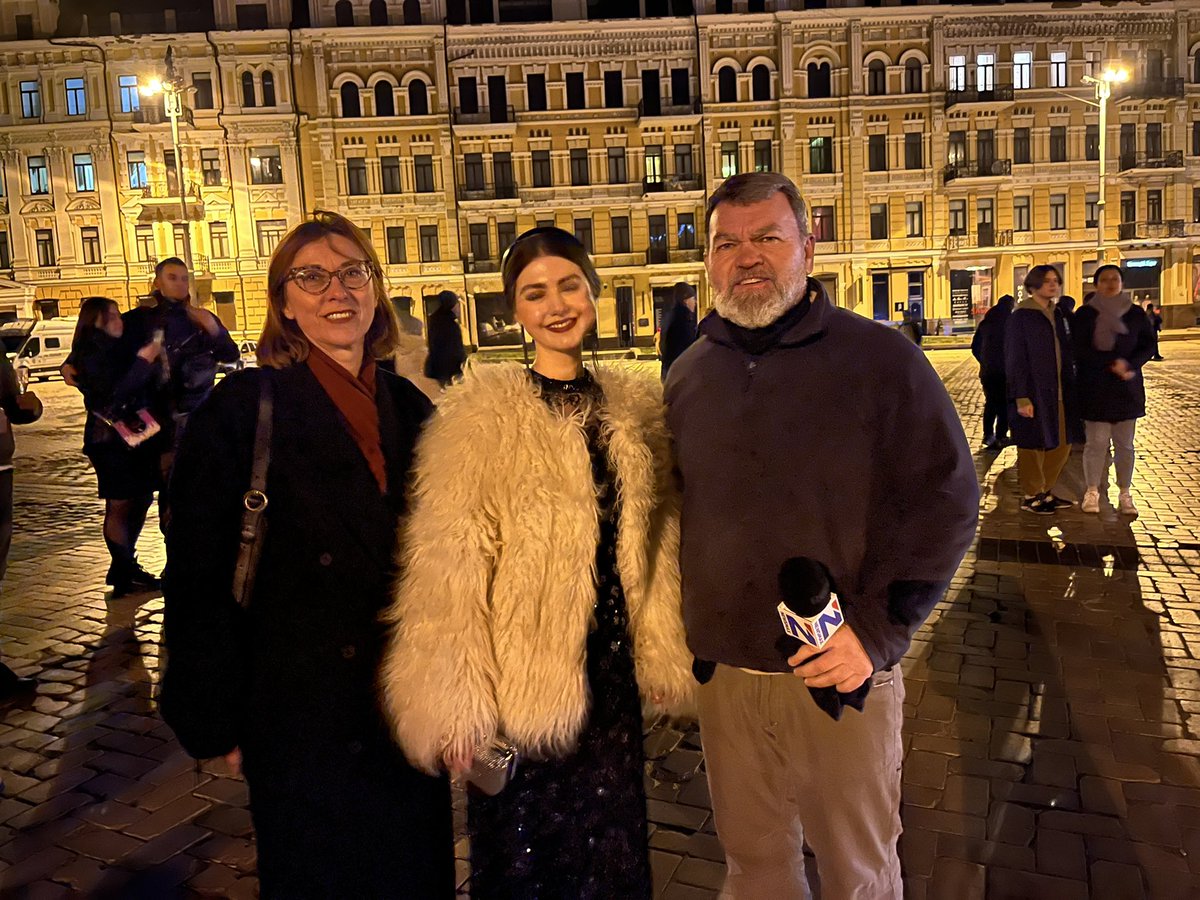 lechner_jim's tweet photo. Three air raid alerts and two barrages of missiles on the city center in Kyiv over past 72 hours.  Residents of Kyiv still came out on New Years to show their spirit and resolve. https://t.co/i13BUZQHQr