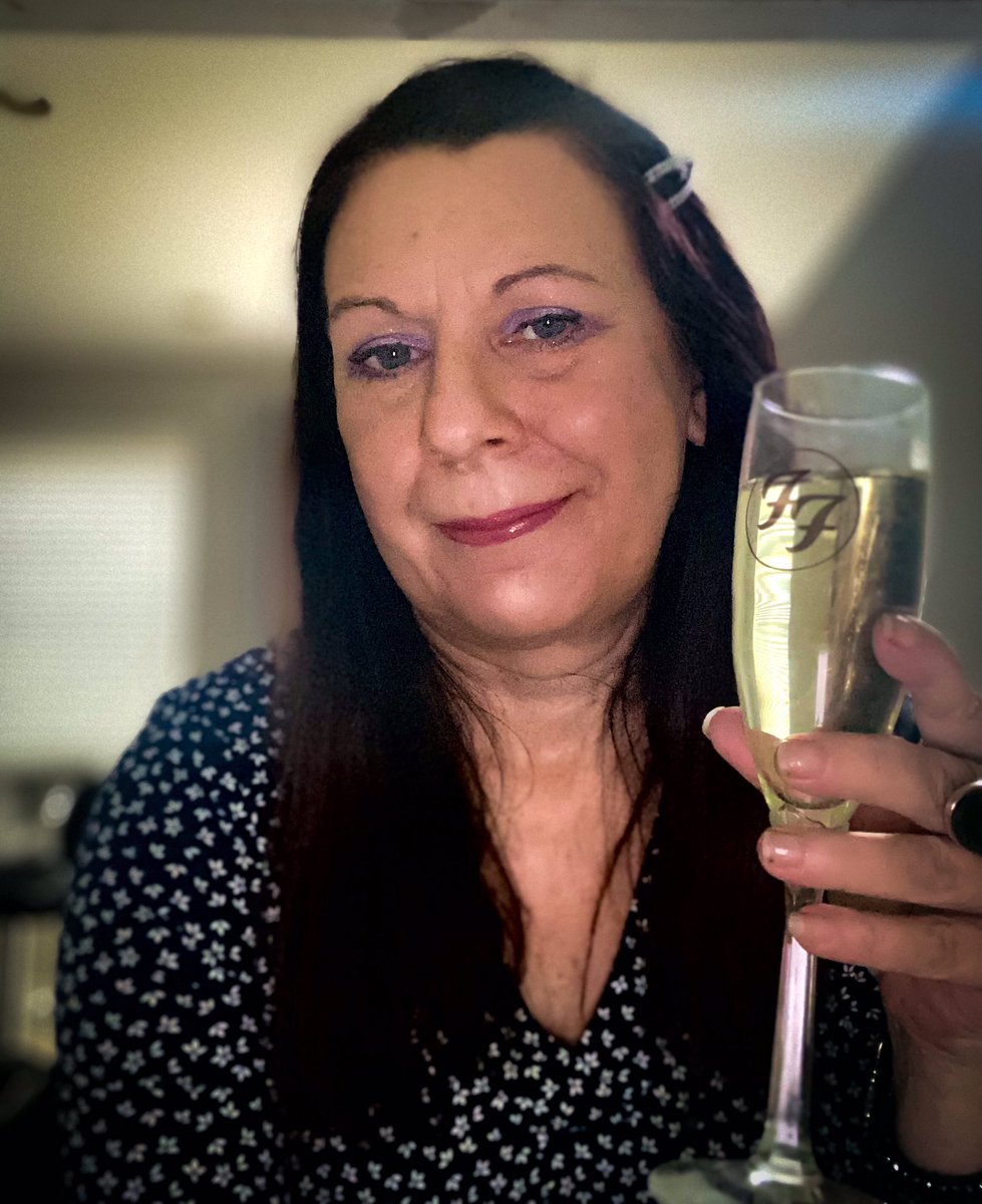 Happy New Year to all my friends and family.
I know it’s nowhere near midnight here in LA but I’m celebrating it in UK time.

Besides I’ll probably be asleep by the time it gets to midnight here.

Wishing you all a happy, healthy and prosperous 2023 💕💜💕 

#happynewyear