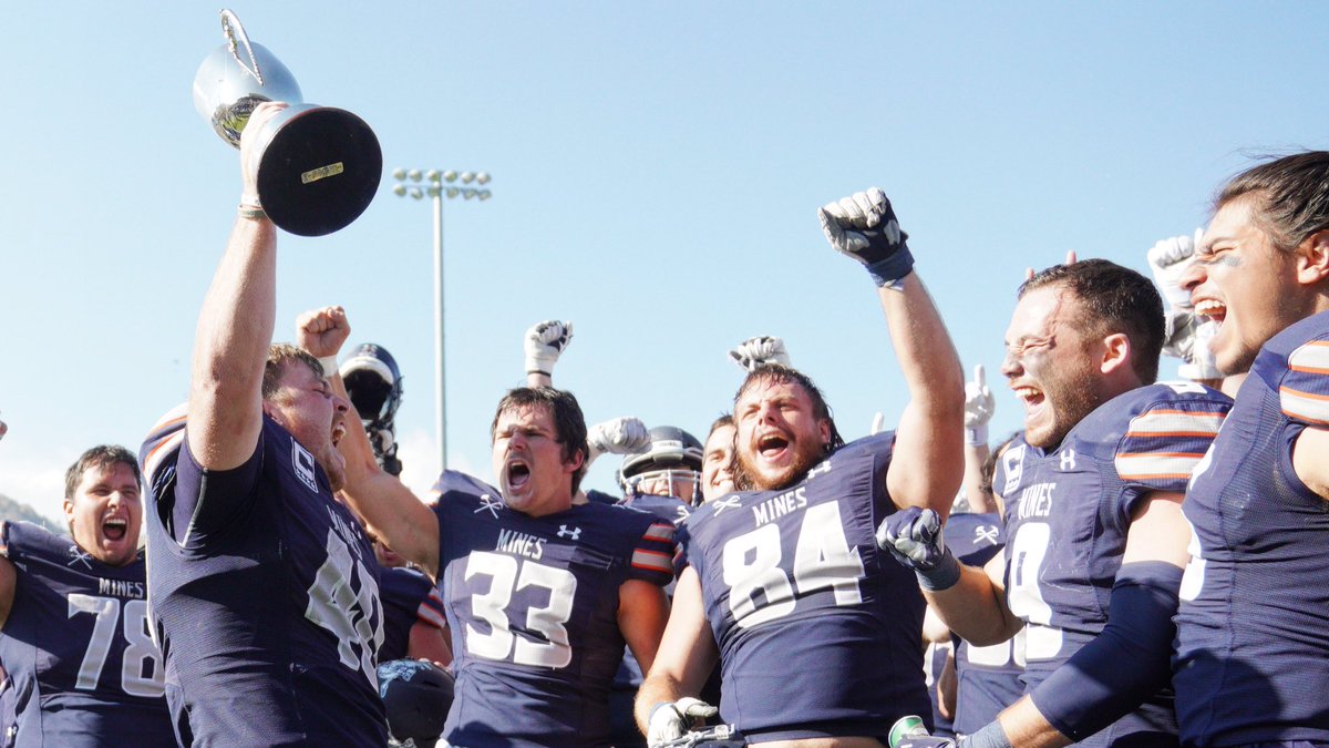 MinesFootball's tweet photo. ✌️ 2022. See ya next year. 

#HelluvaEngineer⚒ https://t.co/IDhO1Hbxte