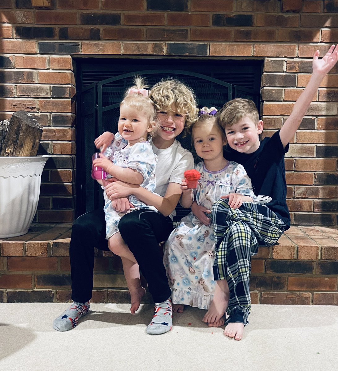 EGruntman5's tweet photo. My gang. My loves. My why. My whole world. ❤️ I love them more than they will ever know. This year, we focus on health. #bebetter #behealthier #2023herewecome #letsgo https://t.co/LMgeL8caqL