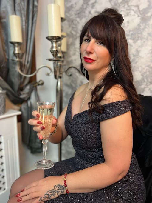 Happy New Year everyone!!!🥳🥳🎉🍾🤗😘 Bring on 2023! TL is ready are you all!?  Onwards and Upwards.. Lets