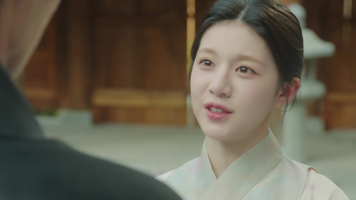 ramblingsofafan's tweet photo. Yeong asks Jang Uk what he thought of her when he first saw her. He thought she was strange but after they spent time together he found her interesting. She tells him she liked him at first sight which makes him smile 
#AlchemyOfSoulsS2 #AlchemyOfSouls2Ep8 #LeeJaeWook #goyounjung https://t.co/6pQ5J9ANl8