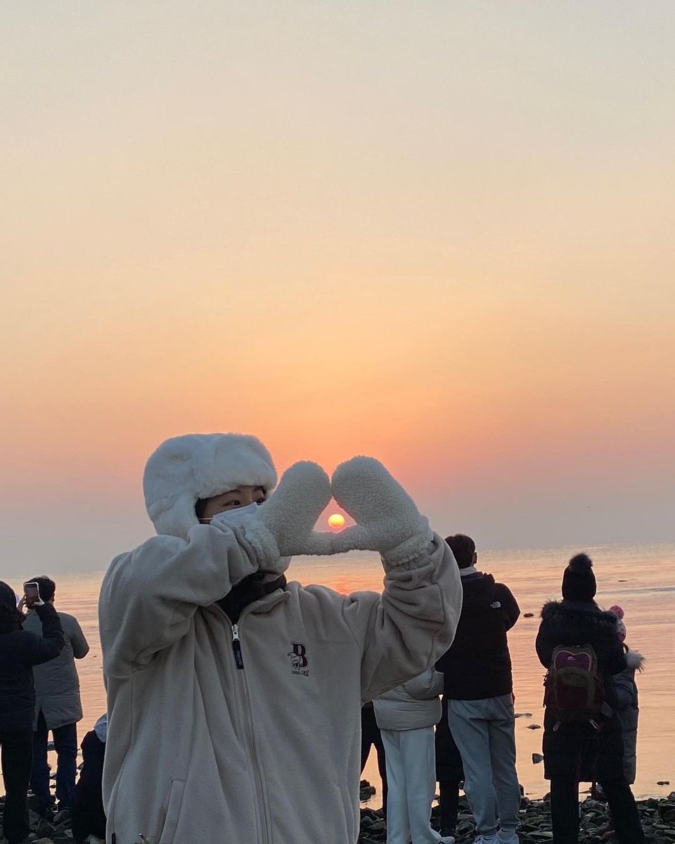 SupportGWSN's tweet photo. 🌳 IG 🌳
230101 - #SEOKYOUNG 

With no wind, calm waves, and warm temperature, 2023 is off to a good start, fighting!

#GWSN #GirlsinthePark #公園少女  #공원소녀 @official_GWSN #김서경 https://t.co/uDiWJEFKxO
