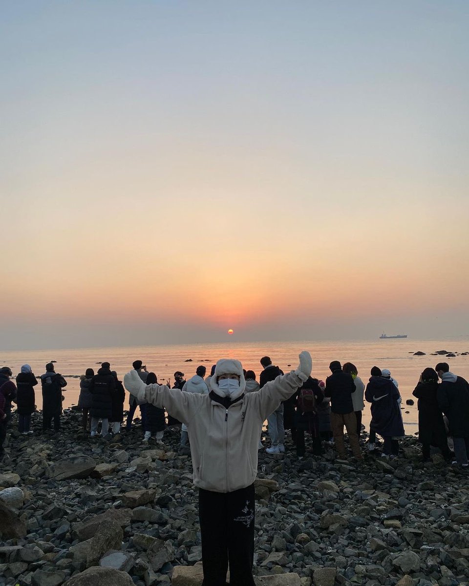 SupportGWSN's tweet photo. 🌳 IG 🌳
230101 - #SEOKYOUNG 

With no wind, calm waves, and warm temperature, 2023 is off to a good start, fighting!

#GWSN #GirlsinthePark #公園少女  #공원소녀 @official_GWSN #김서경 https://t.co/uDiWJEFKxO