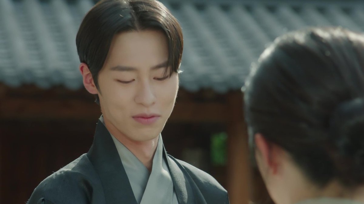 ramblingsofafan's tweet photo. Yeong asks Jang Uk what he thought of her when he first saw her. He thought she was strange but after they spent time together he found her interesting. She tells him she liked him at first sight which makes him smile 
#AlchemyOfSoulsS2 #AlchemyOfSouls2Ep8 #LeeJaeWook #goyounjung https://t.co/6pQ5J9ANl8