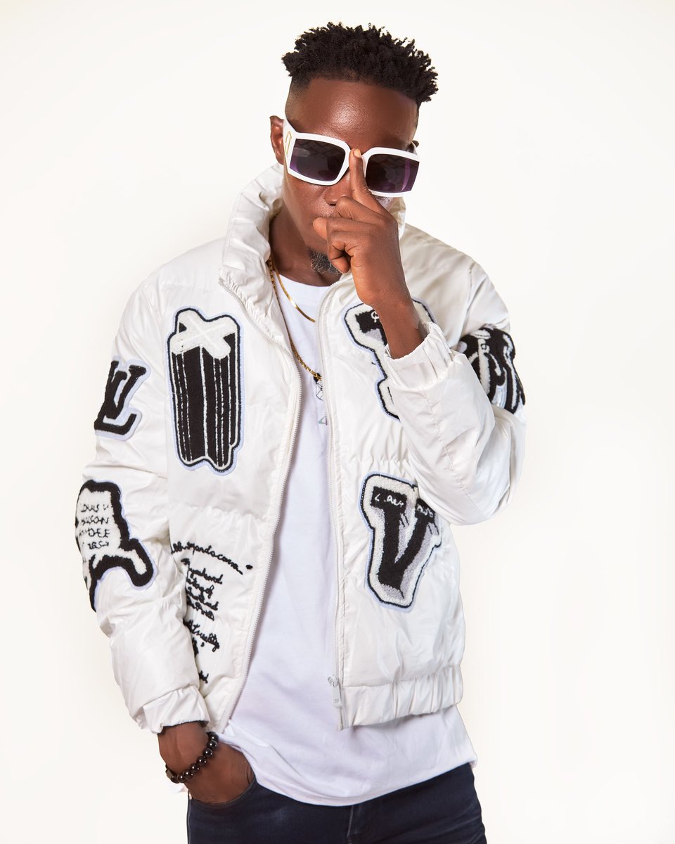 AkatakyieGh's tweet photo. HAPPY NEW YEAR 🎉👊🏽 You’ve all made 💥 #HappyYear https://t.co/WYxXMizcdo