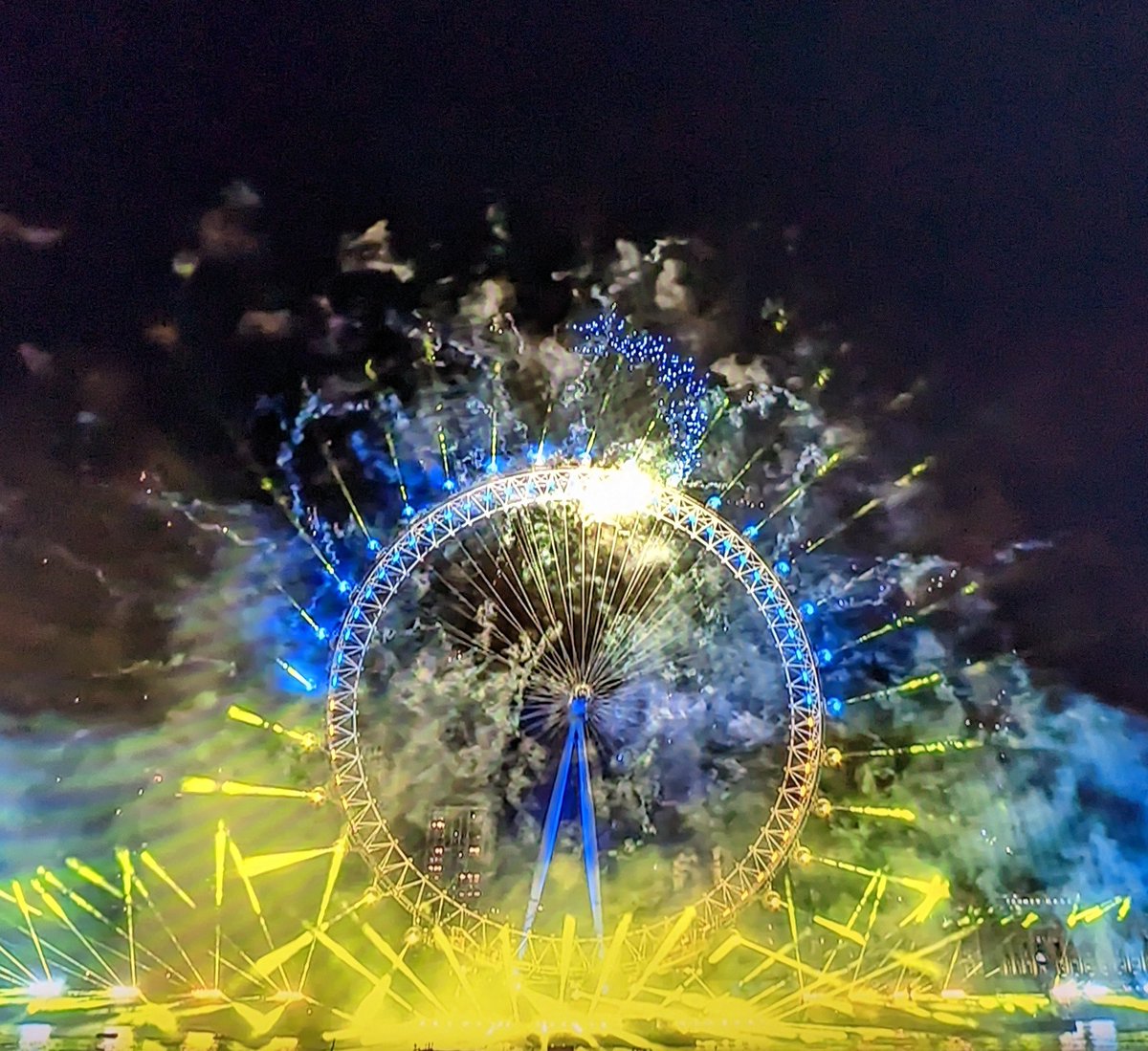 Seveerity's tweet photo. London just gave a nod to Ukraine in their new years fireworks, absolutely beautiful

Slava Ukraini https://t.co/mGjd23isks