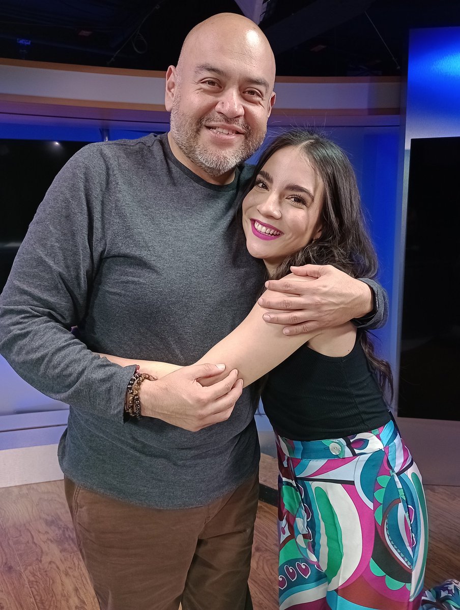 comeconchas's tweet photo. Mi querida niña de los pulmones. Te voy a extrañar, pero siempre que te escuche o vea en la TV, me sentiré muy orgulloso de tí. A seguirla rompiendo @juliaheadley https://t.co/y7pQJglzpy