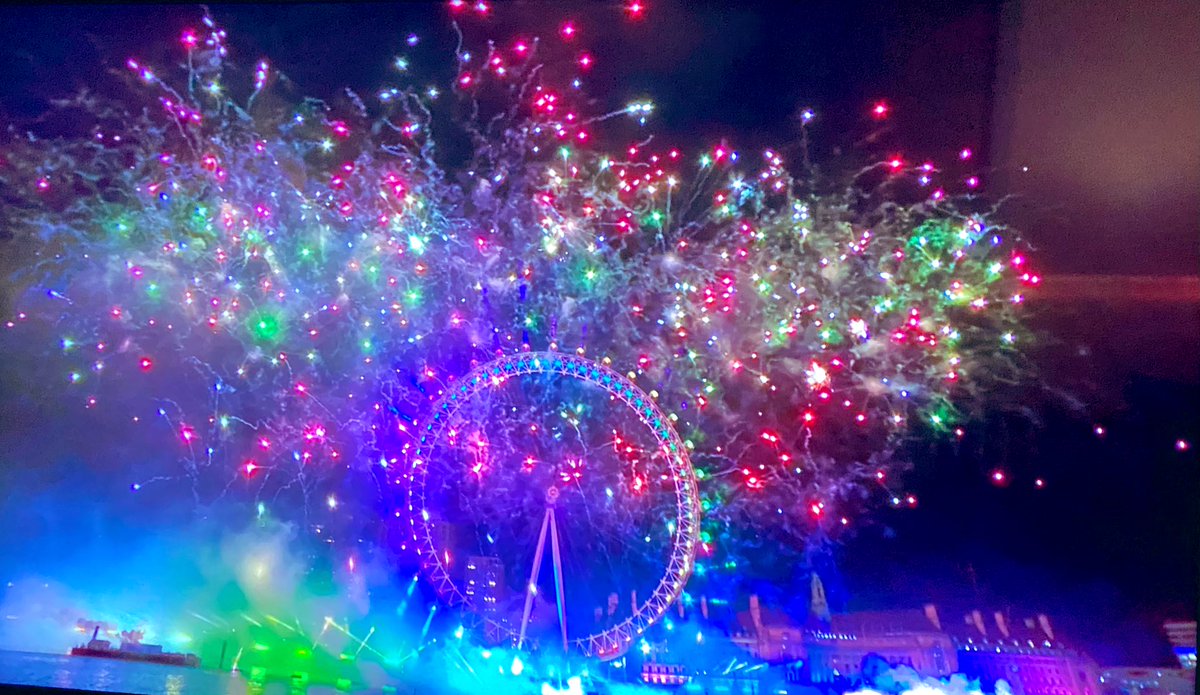 Lamplight88's tweet photo. London’s calling, 2023 is here, ALL are welcome to come visit us, you won’t be disappointed. Happy New Year 🥳 
#goodbye2022 #Welcome2023 #LondonNYE #londonfirework https://t.co/fkFwTfG788