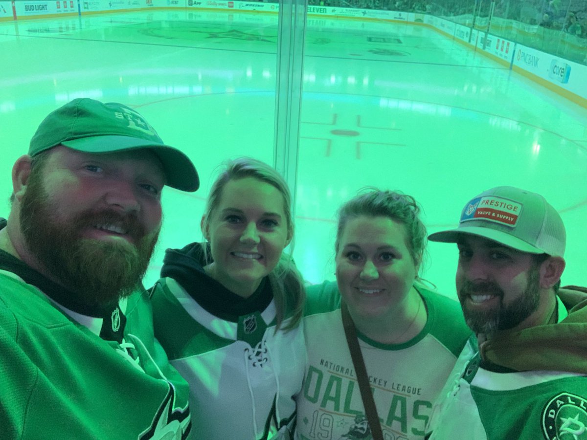 BigWhit77's tweet photo. New Years Eve game with my peeps!! #TexasHockey great environment @DallasStars !!! https://t.co/ThJZl1epSn