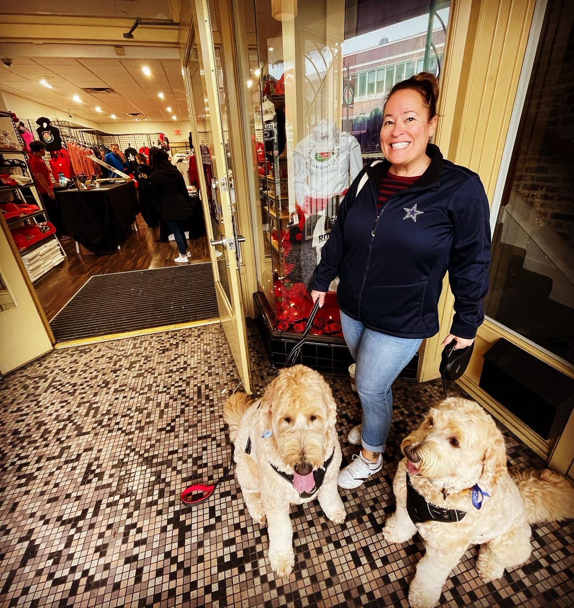 kimi_mac's tweet photo. Taking Sanders & Taters to visit @danthetshirtman #ColoradoBlvd store is always a WIN! Can’t wait to return Monday for the @RoseParade 🌹#NYE #GrandDaddyOfThemAll #RoseBowl https://t.co/RbxlN7viFY