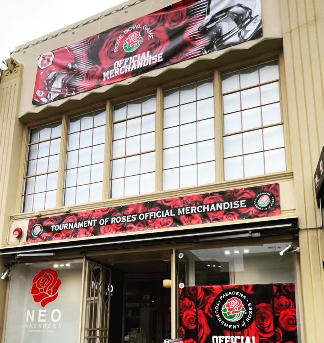 kimi_mac's tweet photo. Taking Sanders & Taters to visit @danthetshirtman #ColoradoBlvd store is always a WIN! Can’t wait to return Monday for the @RoseParade 🌹#NYE #GrandDaddyOfThemAll #RoseBowl https://t.co/RbxlN7viFY