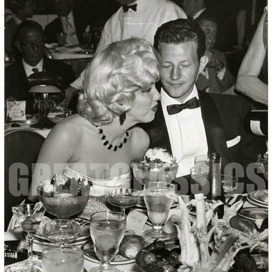 Clubpassionmar2's tweet photo. #Marilyn #marilynmonroe #clubpassionmarilyn #cocoanutgrove #ambassadorhotel #joedimagggio https://t.co/Mi6Tfs9Vrq