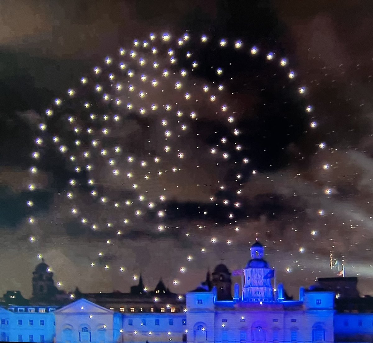 SadiqKhan's tweet image. London pays tribute to Her Majesty Queen Elizabeth II. We honour her memory and celebrate her legacy. 

As we look ahead to 2023, we wish King Charles every success. God Save The King. #londonfireworks 👑
