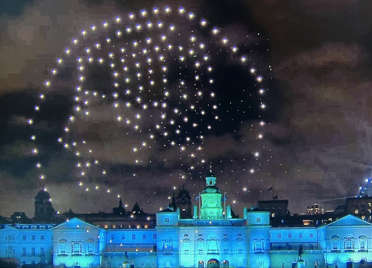SadiqKhan's tweet image. London pays tribute to Her Majesty Queen Elizabeth II. We honour her memory and celebrate her legacy. 

As we look ahead to 2023, we wish King Charles every success. God Save The King. #londonfireworks 👑