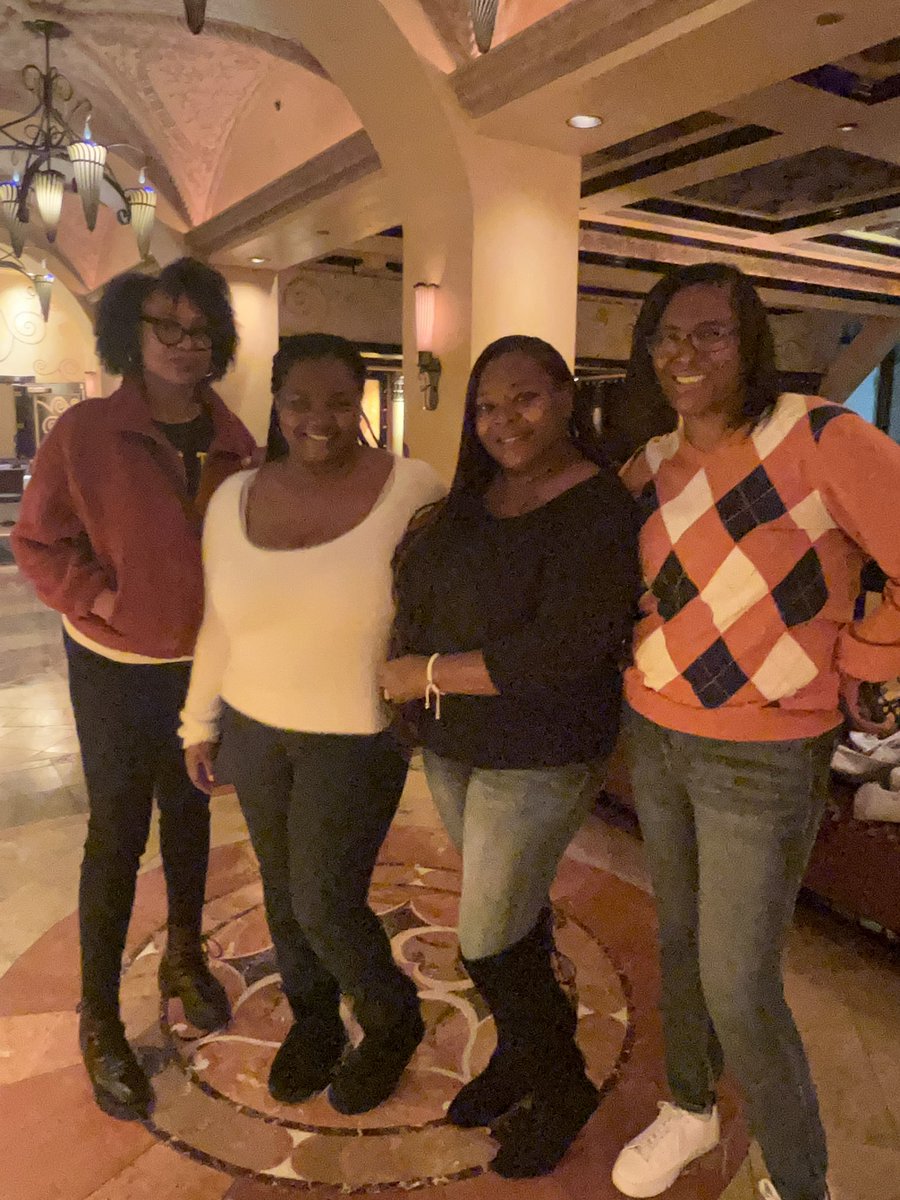 andhurt05's tweet image. We had the most amazing time in Chicago celebrating my daughter’s 22nd birthday w/fam &amp;amp; friends. Shopping &amp;amp; sightseeing. She went in Coach &amp;amp; lost her mind but I love her 💕 #momfirst #celebration