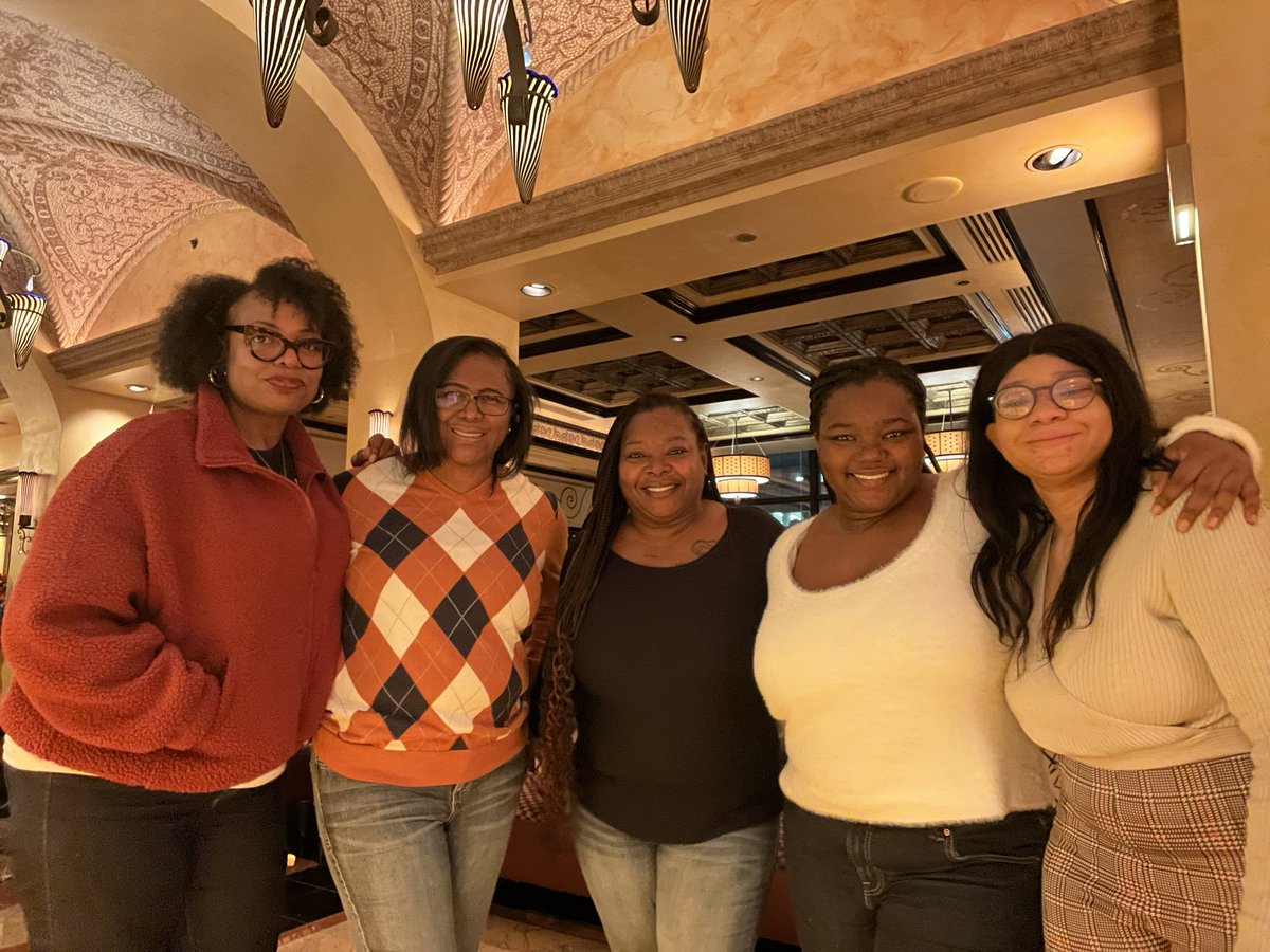 andhurt05's tweet image. We had the most amazing time in Chicago celebrating my daughter’s 22nd birthday w/fam &amp;amp; friends. Shopping &amp;amp; sightseeing. She went in Coach &amp;amp; lost her mind but I love her 💕 #momfirst #celebration