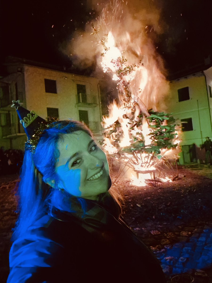 Le persone che vi hanno reso impossibile il 2022, lasciatele alle spalle, dove devono stare. 🔥 auguri #2023NewYear