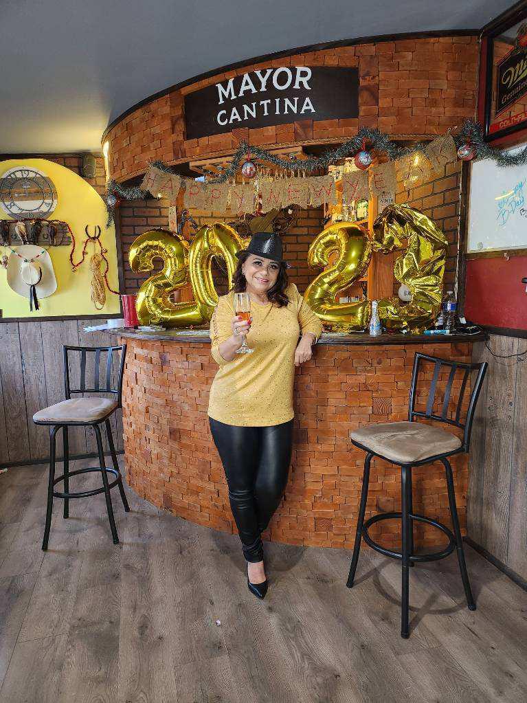 icampuzano's tweet photo. Gracias 2022 por todo lo vivido❤ bienvenido 2023 🤗que sea un año muy bendecido para todos ❤ LQM🍾🥂🎉🎉🎉🎉 #IrmaCampuzanoTV https://t.co/cJ1pqjdMXG