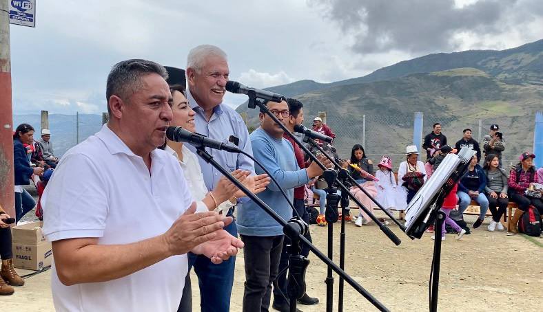 Gracias a la invitación de Raúl Delgado, alcalde de Paute, compartimos un momentito los micrófonos cantando villancicos, junto a las familias de este querido cantón. Felices fiestas a cada uno de sus hogares.