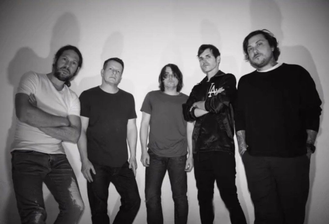 NEW PICTURE OF MY CHEMICAL ROMANCE 

Via devinsarno