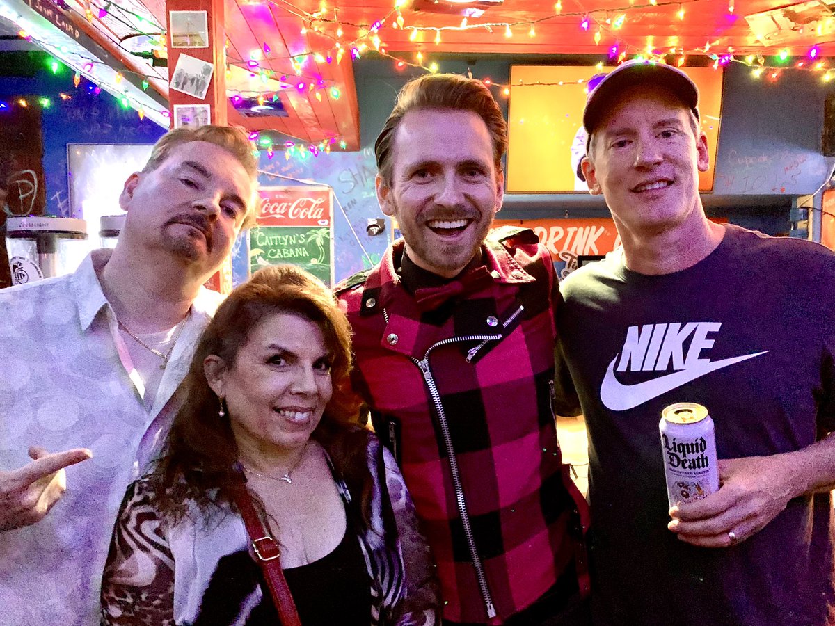 Ry4nJ4m3s's tweet photo. 2022 had some sweet treats, including #TheConvenienceTour of @ClerksMovie! 🎬
Thanks to @ThatKevinSmith @BrianCOHalloran @ThatClerksGirl @JayMewes @JordanMonsanto @JoshRoush @livroush #bobhawk @JakeForReels for the memories. https://t.co/1qJi6ZdGbX