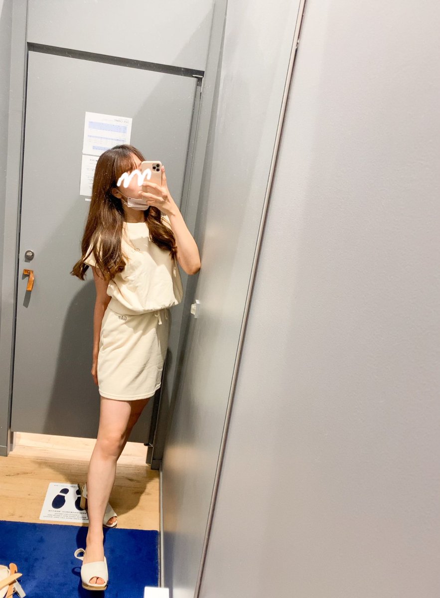 itsme_mmm's tweet photo. 2022年のベスクロまとめ忘れたな、、herliptoのセットアップとGAPのセットアップ+デニム+クロップドトップス、リリーブラウンのマーメイドスカートがとってもお気に入り。
特にGAPのミッドライズデニムは骨ストにゴリ押ししたい。ユニクロとかGUより推せる。 https://t.co/fzvP3Nhq6q
