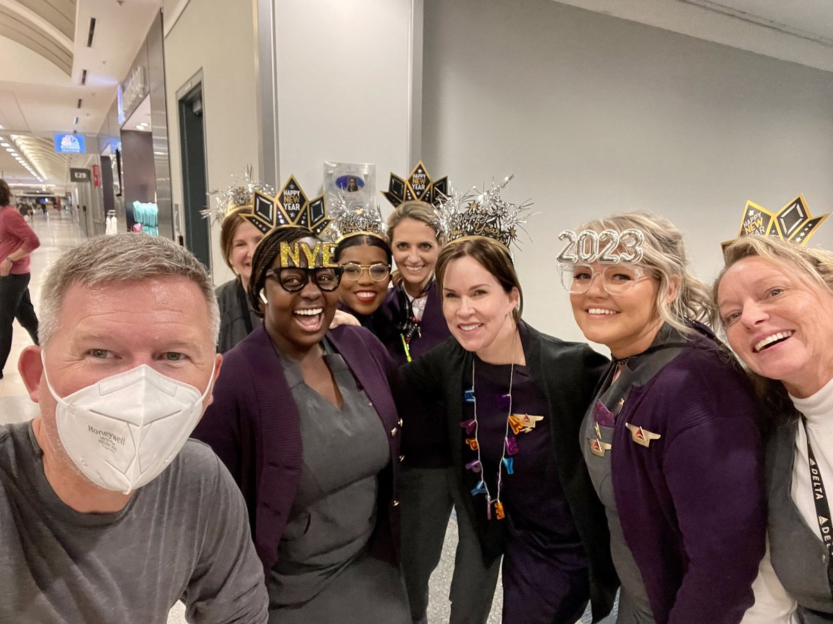 GAYWhistler's tweet image. Some ask what is the #DeltaDifference ?
A: it’s the crew - DL147 ATL-SCL @Delta all set to take flight on our #Nye2022 flight. 
#TravelBecauseYouCan #ilovegay  #ATL