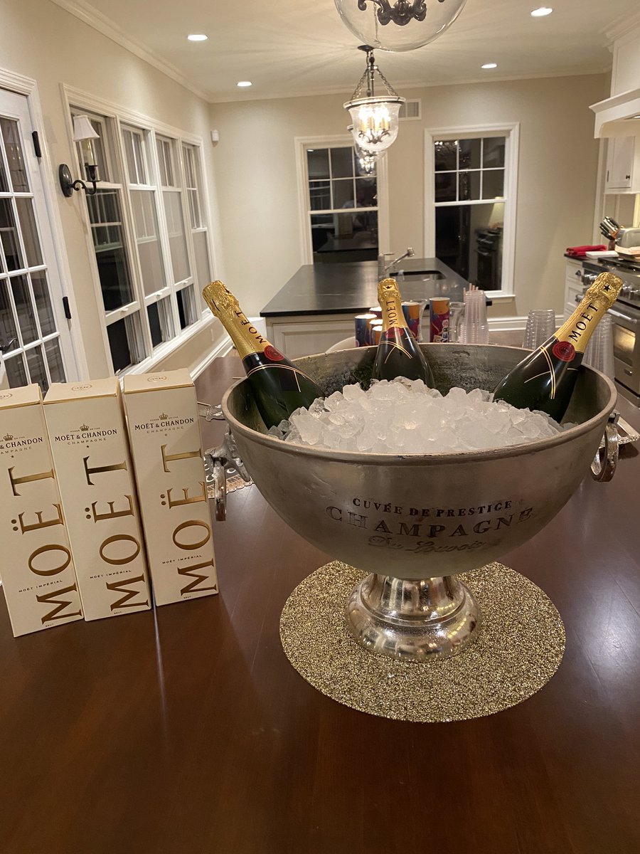 jasonlukemd's tweet photo. Happy New Year to all! We’re doing the 6 year old party with the ball drop for London time. Great families party for those looking for more reasonable timing options &amp; retaining adult fun. Best to all of you in 2023! https://t.co/BuSu83UlyW