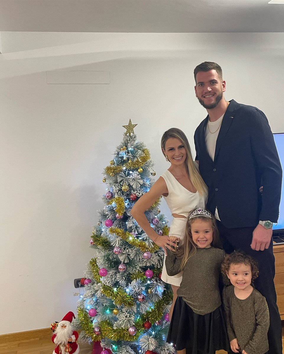 Franguerra355's tweet photo. 🎆Familia Guerra os desea un Feliz 2023 🥂💕
#familiafirst👨👩👧👧 #FG35 🥂 https://t.co/qXV3Knfyuv