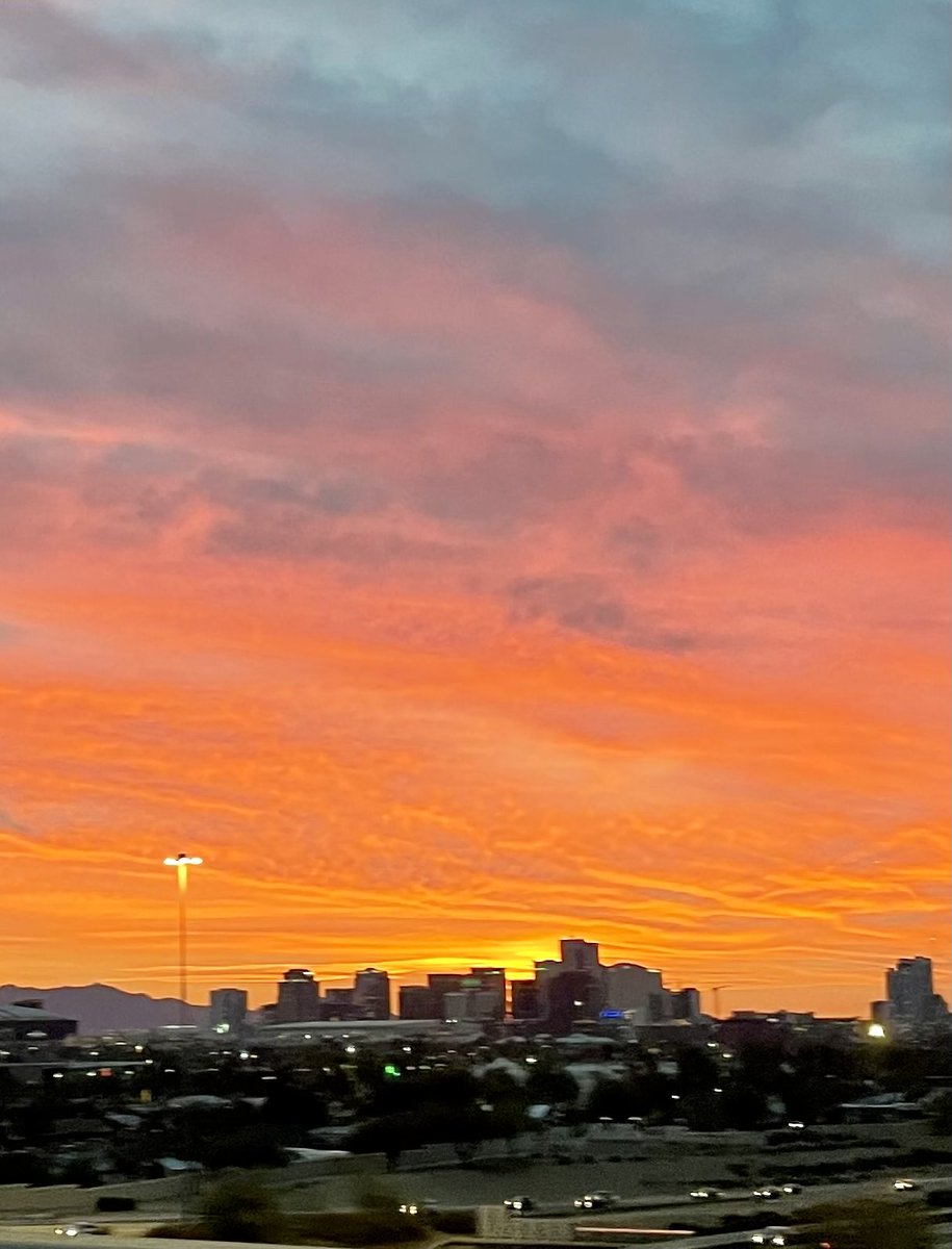 SeanOnTV's tweet photo. And that’s the final #azsunset here in PHX for #2022                              I ❤️ #statefortyeight https://t.co/SppVSaNr8v