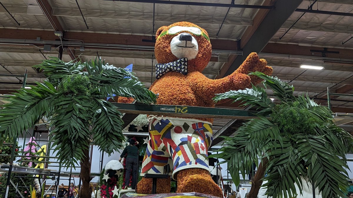 Kiwanis's tweet photo. Kiwanis International will share its passion for volunteering on Jan. 2 with its @RoseParade float titled “Catching the Wave of Service.” Did you know that the Kiwanis family provides more #RoseParade float volunteers than any other organization? #KidsNeedKiwanis https://t.co/Pl2Big1QY0