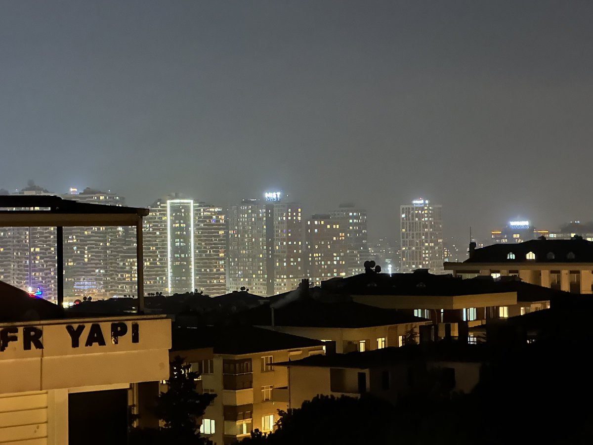 seckin_'s tweet photo. Iphone 13 mini vs Iphone 14 pro https://t.co/qnnBWBlWKi