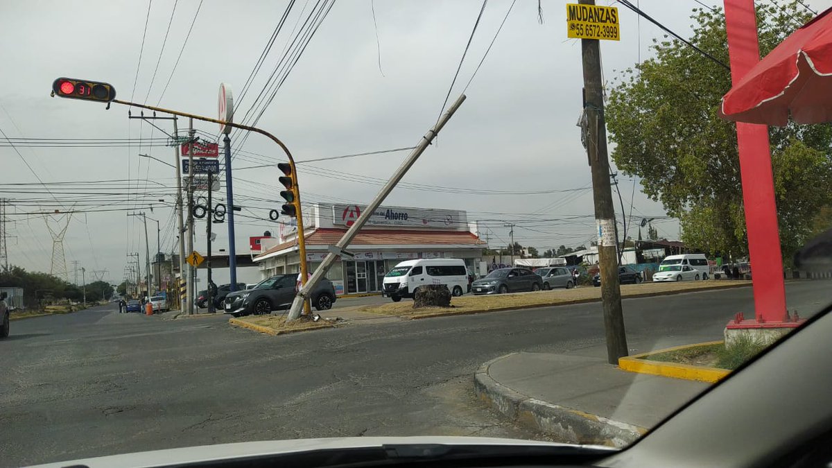 edangerous89's tweet photo. El 2023 lo iniciaremos con poste nuevo o con un accidente @GobCoacalco2022 ? Esto en esquina de carretera tultepec -coacalco y mexiquense, dónde diario cargan gasolina las patrullas del municipio https://t.co/bNLmlVgouj