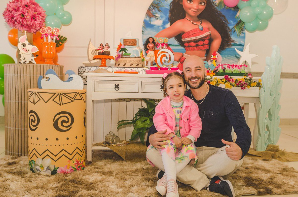 TMabilia's tweet image. (Assim, permanecem agora estes três: a fé, a esperança e o amor. O maior deles, porém, é o amor. 
1 Coríntios 13:13) Desta forma, quero desejar um Feliz e Próspero 2023… E que o Amor, possa sempre Prevalecer! 🙏🏻❤️🤍