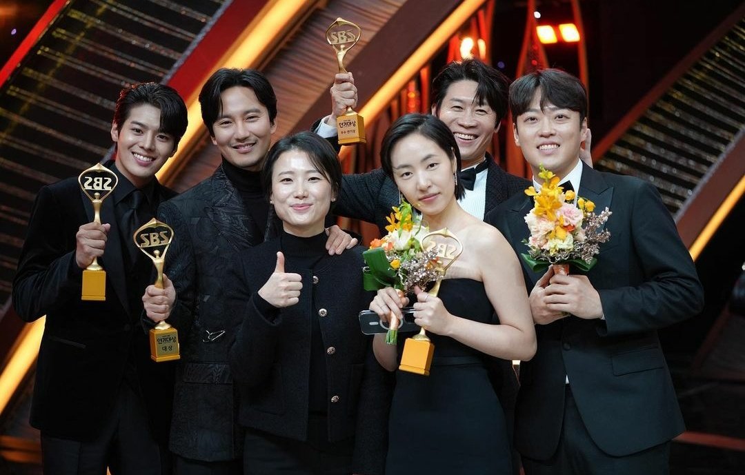 Congratulations to #ThroughTheDarkness team! 🥳✨

🏆 Daesang (Grand Prize): #KimNamGil
🏆 Excellence Award: (Genre or Fantasy Miniseries): #JinSunKyu
🏆 Best New Actor: #RyeoWoon & #GongSungHa

The BEST Team of the Year 🔥👏✨❤
#SBSDramaAward2022 #SongHayoung