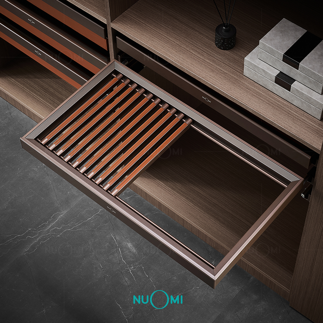Nuomihome_Asia's tweet image. NUOMI | RALPHIE SERIES SOFT-CLOSE TROUSERS RACK
▪Aluminum alloy with agate red leather, elegant texture
▪Humanized design, adjustable trousers rack interval
▪Convenient storage for your trousers.

#nuomi #wardrobestorage #closetstorage #trousersrack