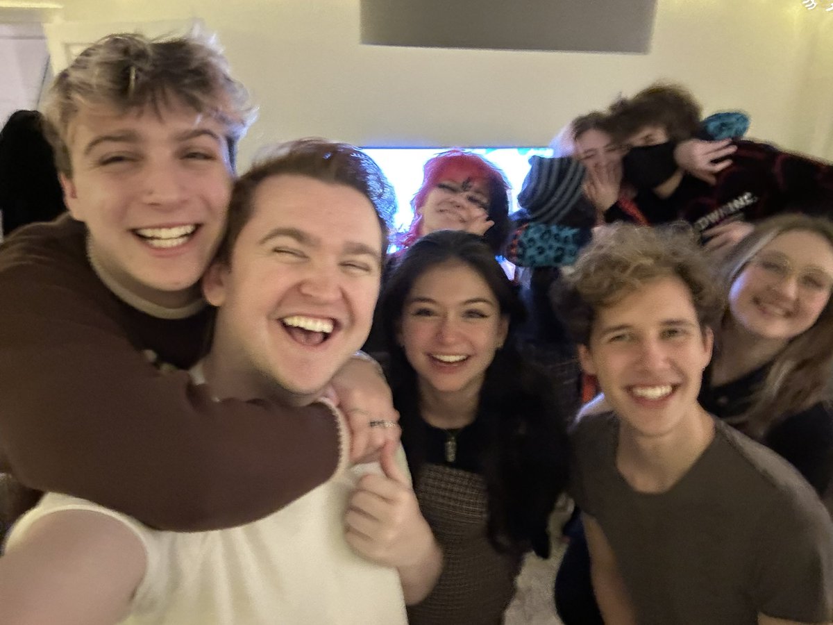 aimseytv's tweet photo. HAPPY NEW YEARS! https://t.co/8bfp4WnvLv